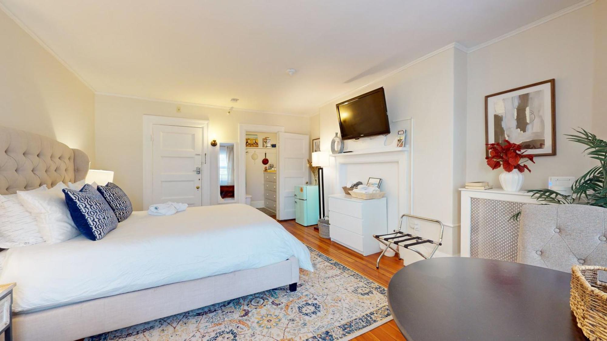 Large Private 10min Walk To Fenway,bc,bu,t Apartment